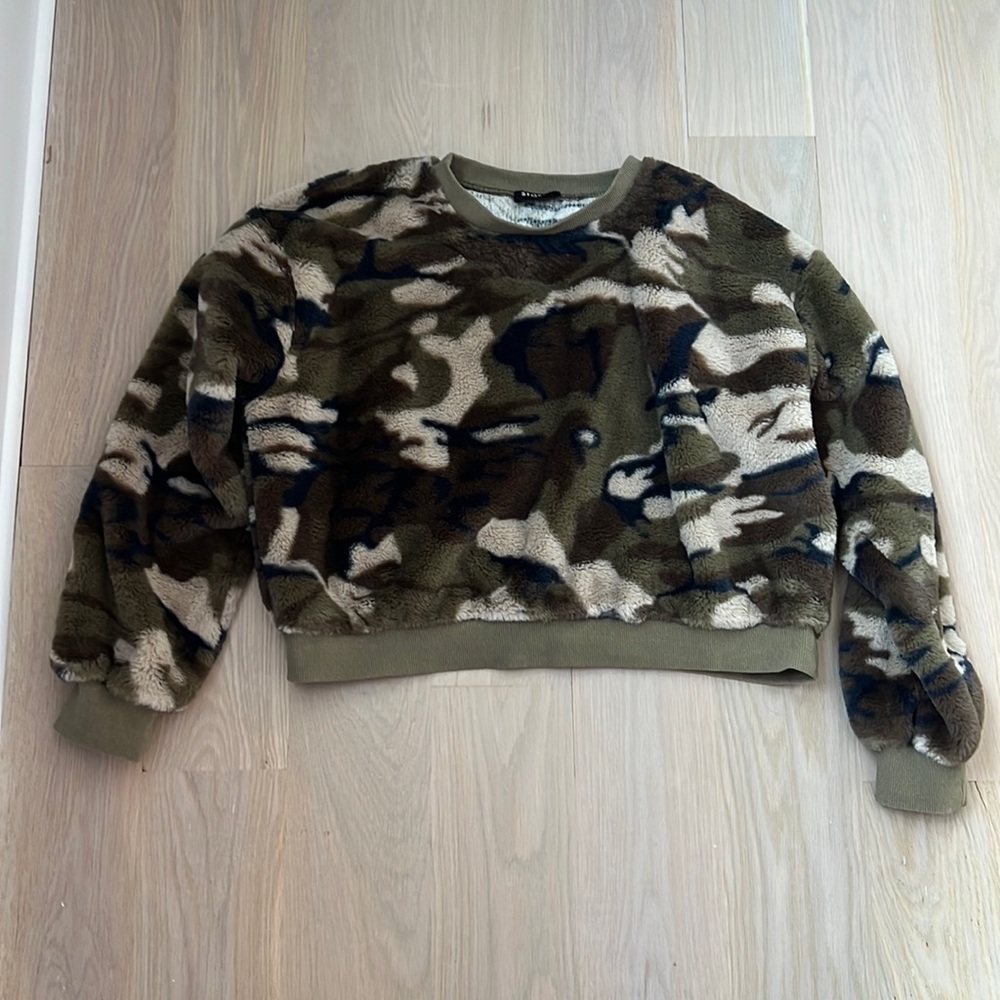 I am seeking a sweatshirt. You can wear it with jeans. It is a size medium.